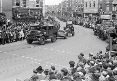 831603 Afbeelding van de Memorial D-Day Parade met militairen van de 3rd Canadian Infantry Division op de Neude te ...
